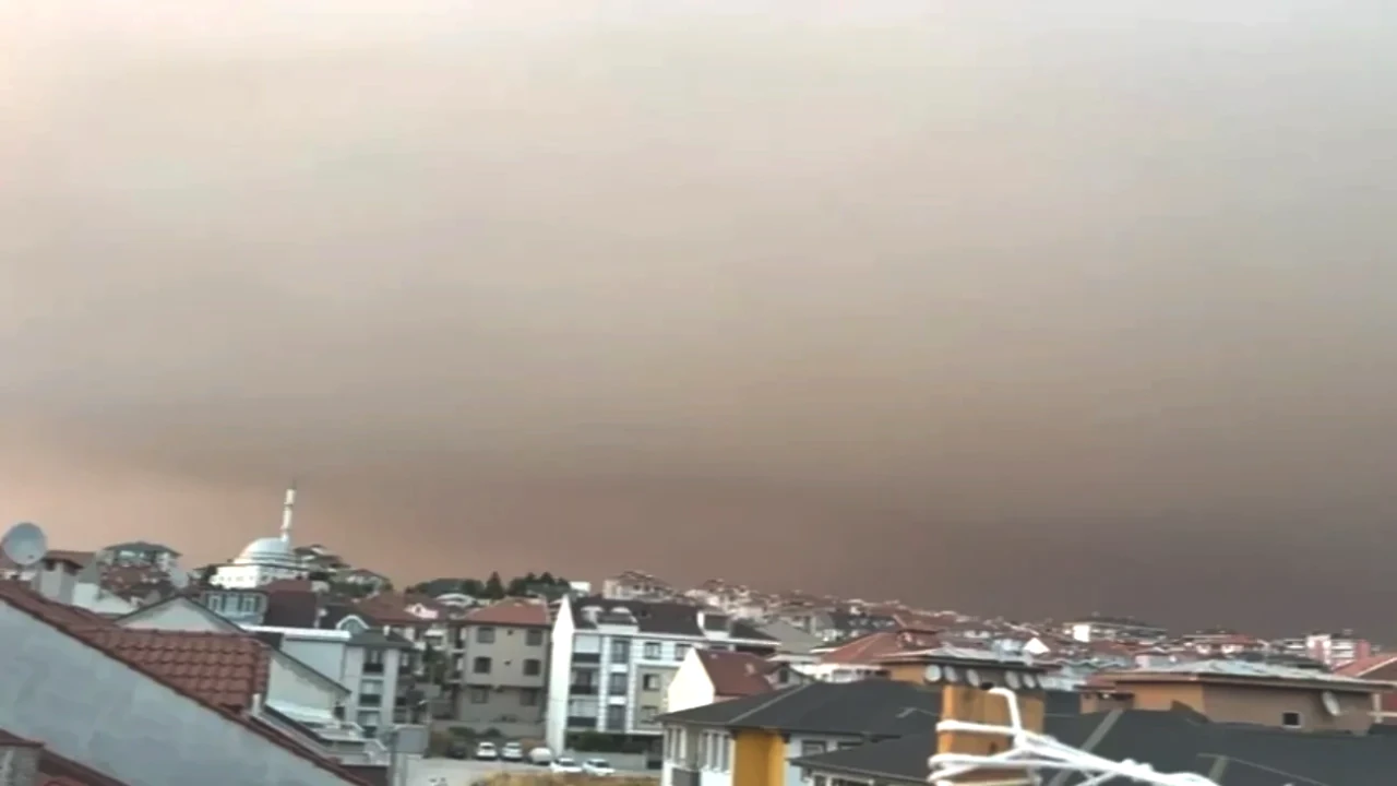 Kül Yağmuruna Dikkat! Belediyeden Acil Uyarı: Dışarı Çıkmayın ve Pencereleri Kapatın