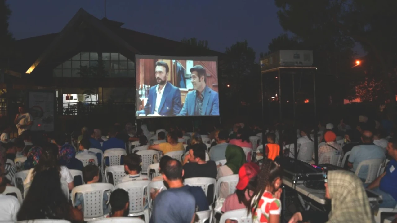 Bornova Açık Hava Sineması'nda Unutulmaz Eğlence Dolu Gösterimler!