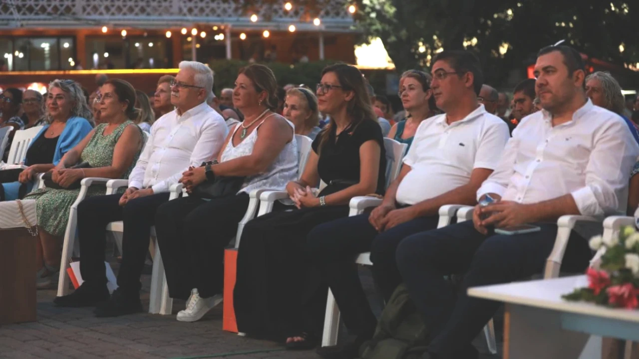 Burhaniye Kitap Fuarı'nda Sanat ve Edebiyatın Büyüsü! Bir Gün Daha Yaşandı