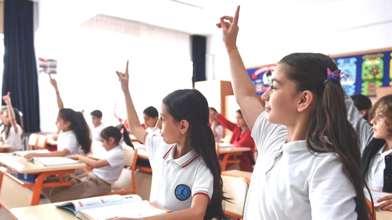 Okullarda Değişim Dönemi! Velilerin Tepkisini Çeken Serbest Kıyafet Uygulaması Sona Eriyor