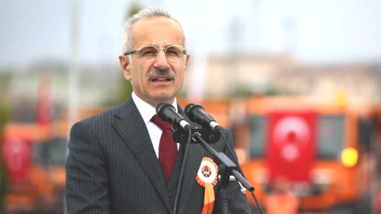 Ankara-İzmir Ulaşımı 3,5 Saate İniyor! Bakan Uraloğlu'ndan Tarih Müjdesi!